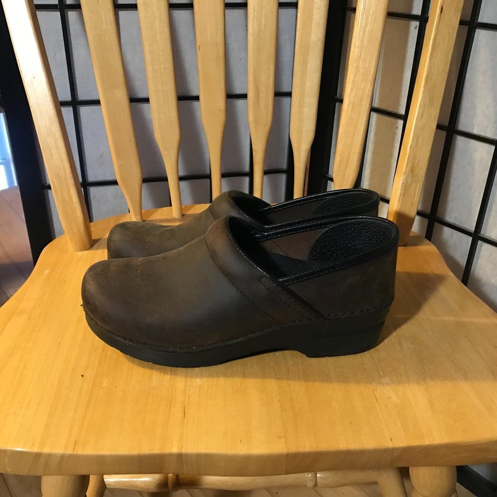 Dansko Clog Brown Leather Women's Size 39 (8.5 US) Narrow